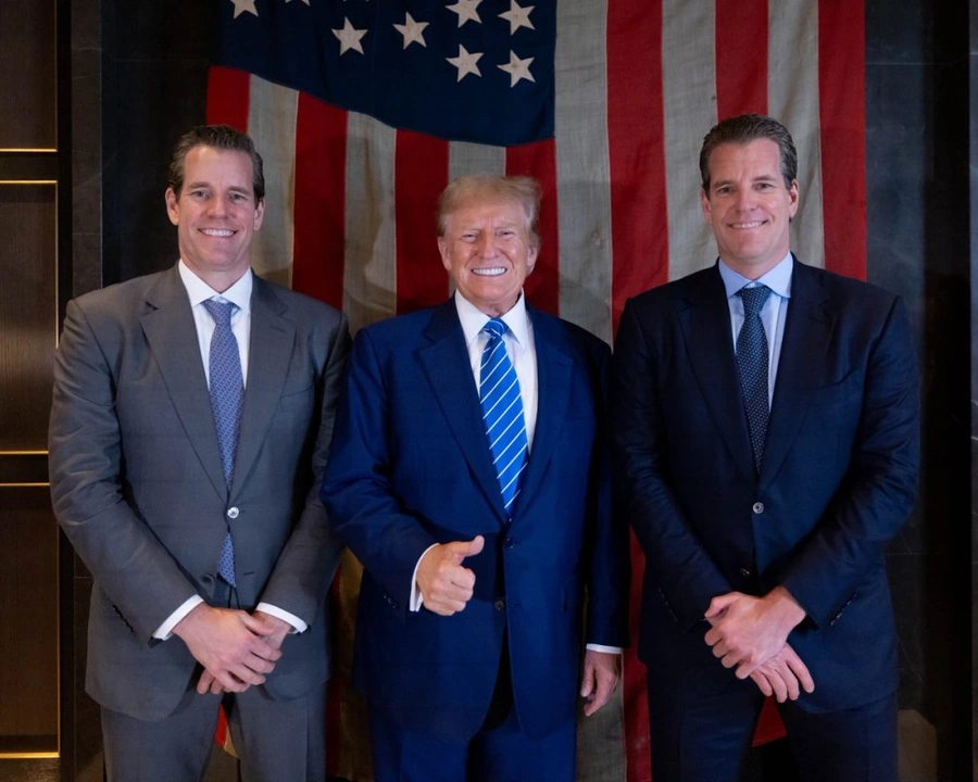 Coinbase-Ripple-och-Gemini-medgrundare-Cameron-och-Tyler-Winklevoss-med-Trump